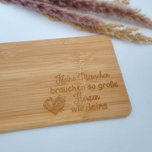 Frühstücksbrett Kleine Menschen brauchen....