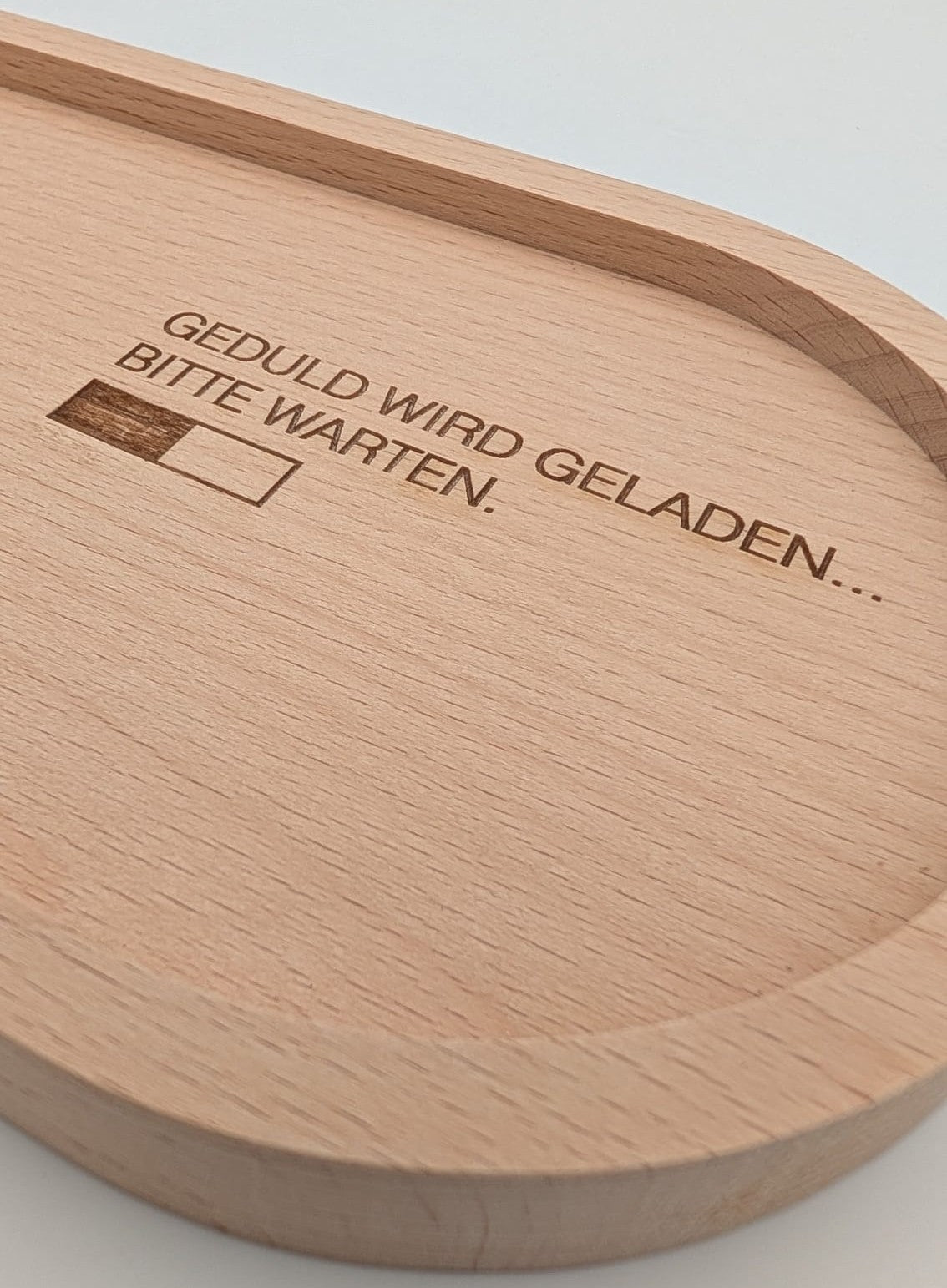 Holztablett "Geduld wird geladen..." oval Bucheholz