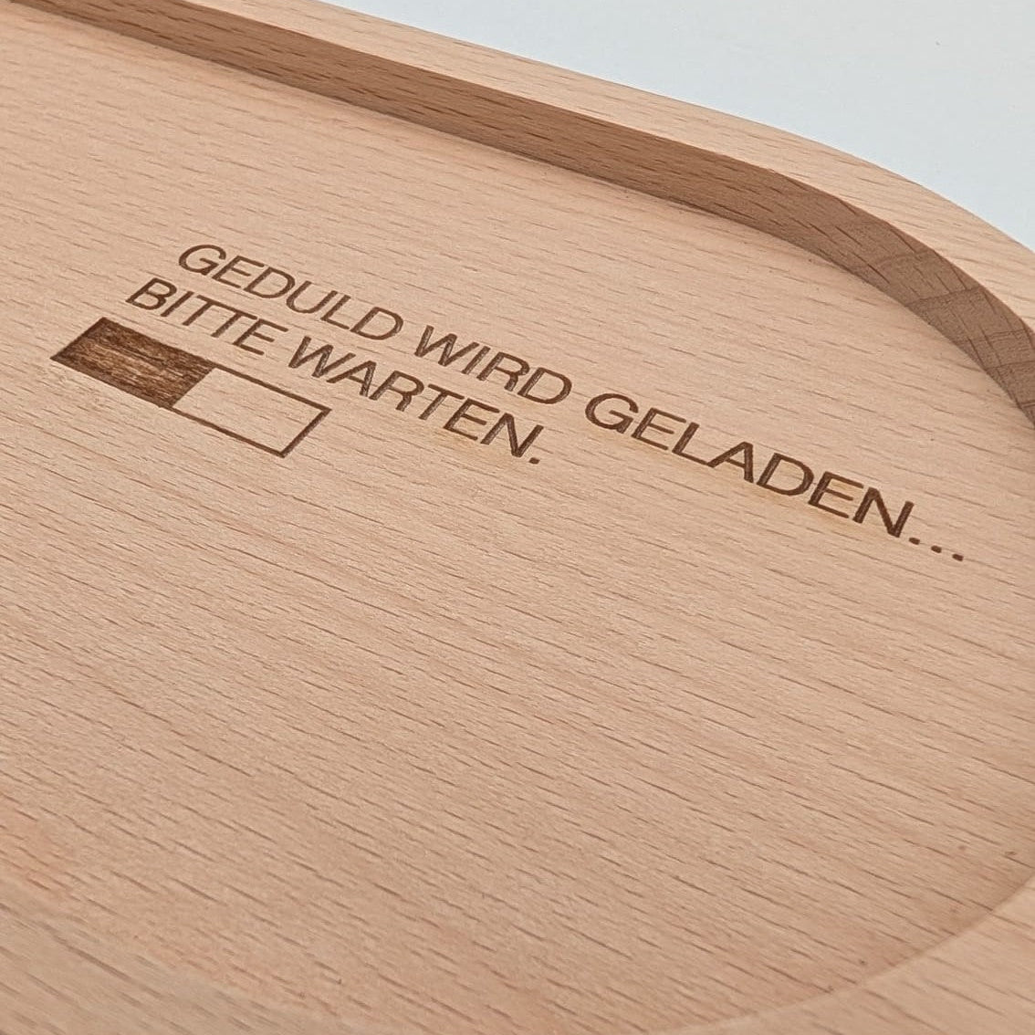 Holztablett Geduld laden mit Kaffeetasse – Dekotablett Buchenholz, Alltagshumor