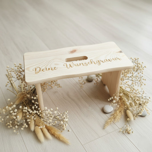 Fußbank Kiefer Holz graviert – kleines Bänkchen personalisiert als Blumenbänkchen Deko