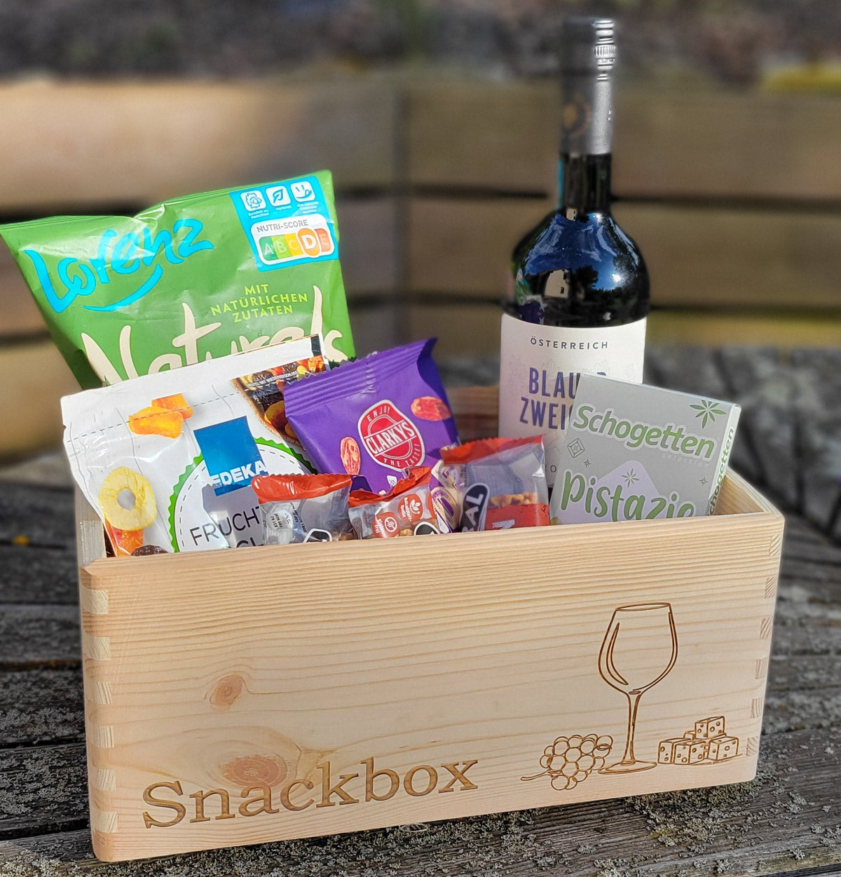Holzkiste Snackbox graviert – Geschenkbox aus Holz, ca. 30 × 20 × 14 cm
