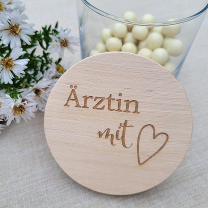 Arzt oder Ärztin mit Herz Vorratsglas mit Gravur