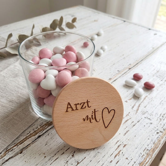 Vorratsglas Arzt mit Herz graviert – Dankeschön Abschiedsgeschenk Buchenholzdeckel 530ml 880ml