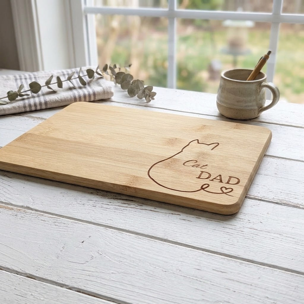 Bambus Schneidebrett Cat Dad mit Gravur – Geburtstagsgeschenk Katzenvater, Nahaufnahme