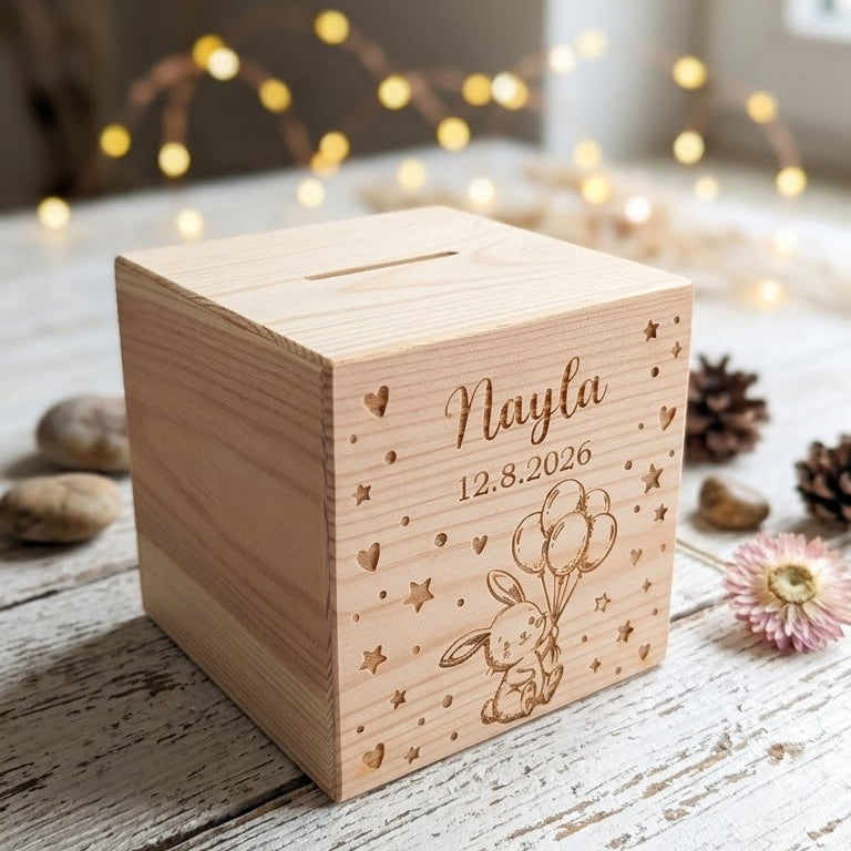 Holz-Spardose personalisiert Nahaufnahme – Wunschgravur mit Sternen und Herzchen, Kiefernholz