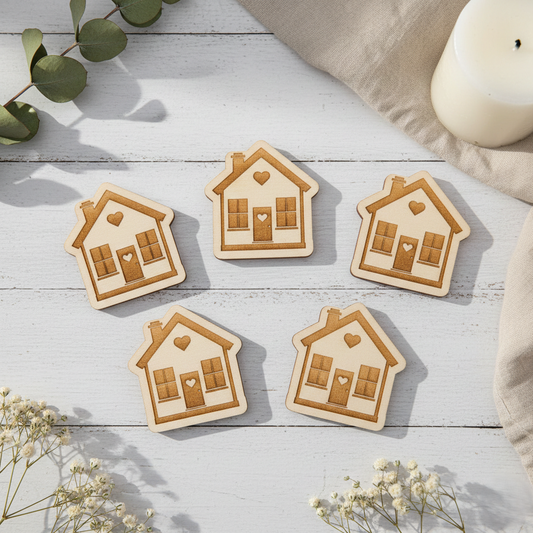 5er Set Hausmagnete aus Holz auf einem weißen rustikalen Holztisch mit Eukalyptus und Schleierkraut Dekoration, handgemachte Kühlschrankmagnete aus Sperrholz mit Herzgravur.