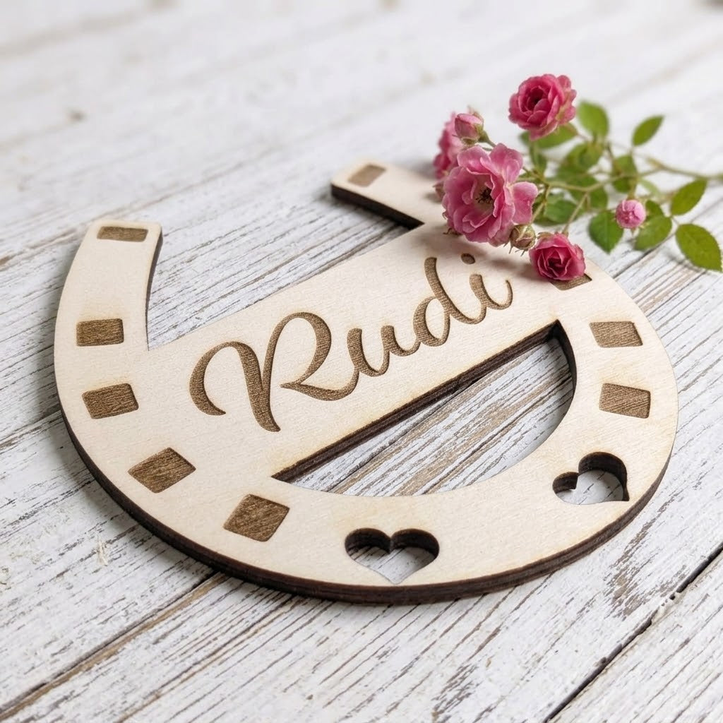 Personalisiertes Boxenschild Holz mit Wunschname – Pferdegeschenk ca. 13×14 cm