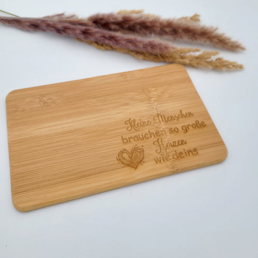 Frühstücksbrett Kleine Menschen brauchen....