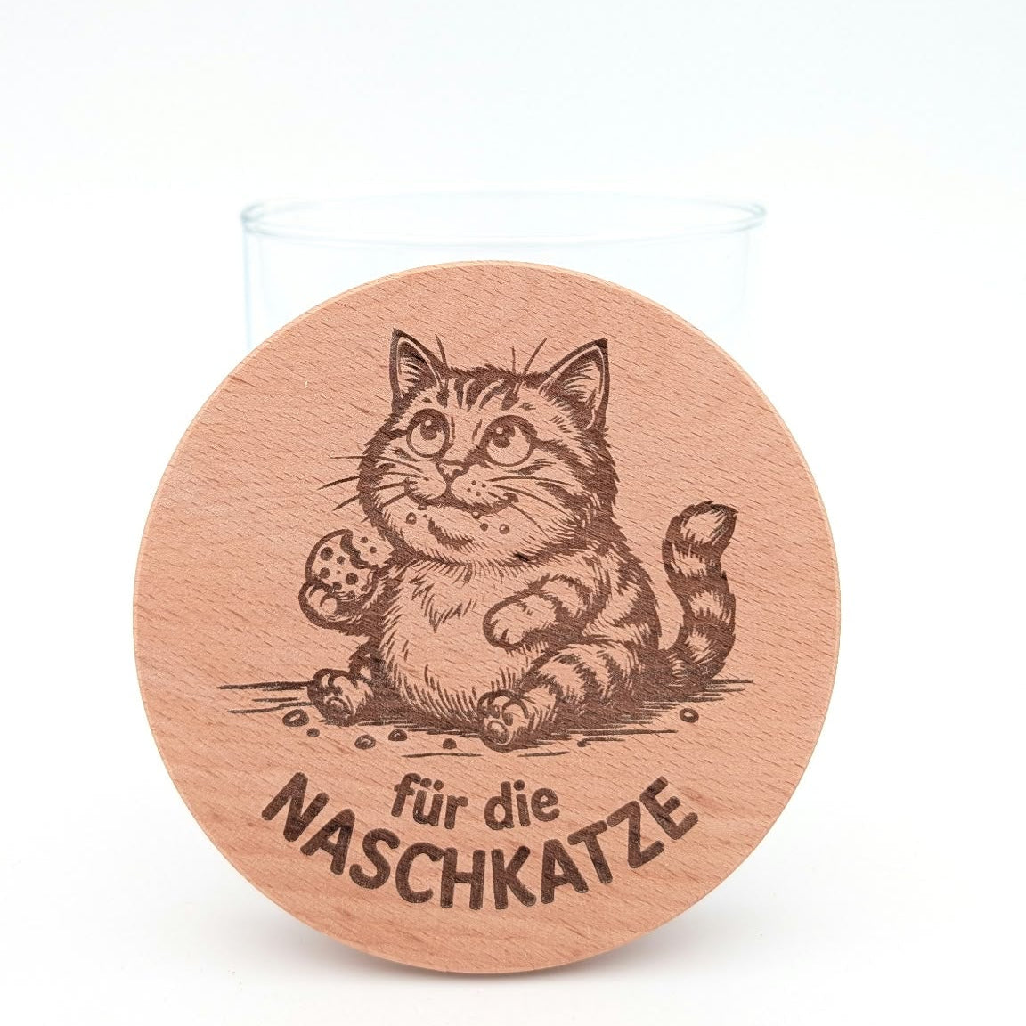 Nahaufnahme Buchenholzdeckel mit Lasergravur für die Naschkatze und Katzen-Illustration